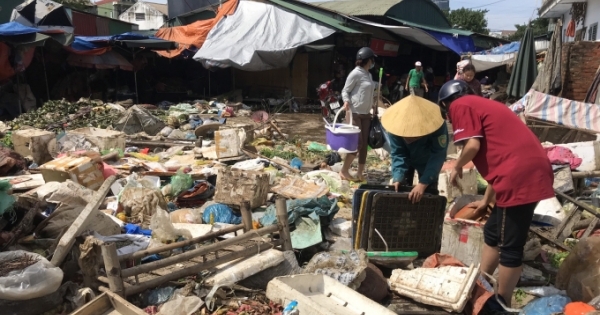 Tiểu thương Hà Tĩnh chết lặng nhìn hàng hóa thành rác sau trận lũ lịch sử