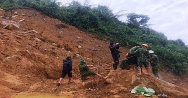 Nổ mìn phá 2 tảng đá thông đường vào Rào Trăng 3 tìm công nhân mất tích