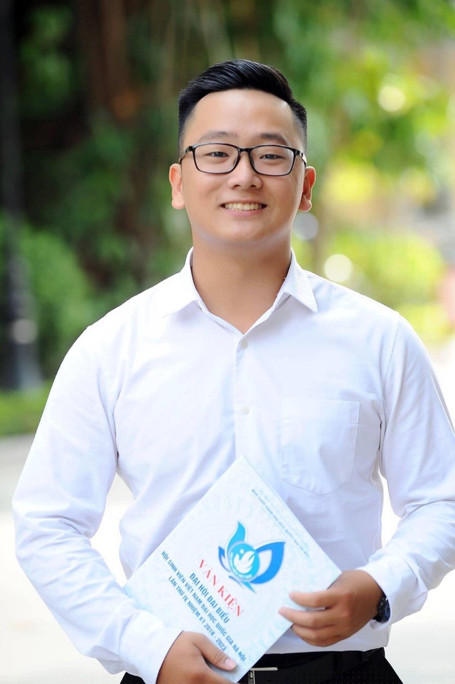 Nhờ thành tích học tập tốt anh Trần Hồng Lĩnh đã có cơ hội làm việc tốt ngay sau khi ra trường. (Ảnh NVCC)