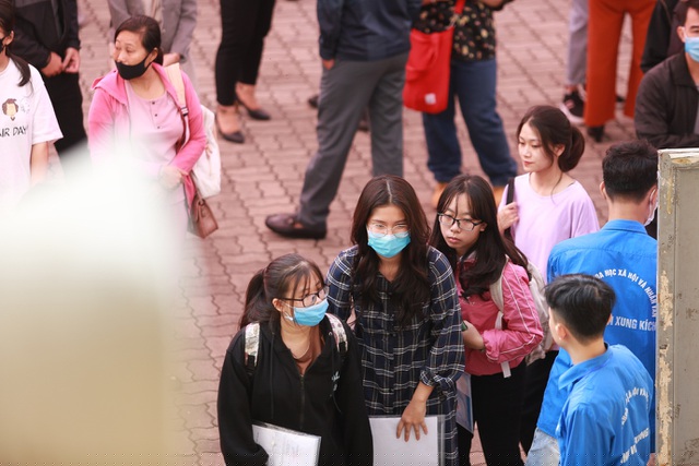 Nhiều bạn tân sinh viên còn bỡ ngỡ trong ngày đầu nhập học.