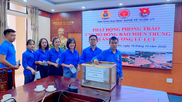 C&aacute;n bộ Đo&agrave;n, sinh vi&ecirc;n trường Đại học Kinh tế Nghệ An quy&ecirc;n g&oacute;p.