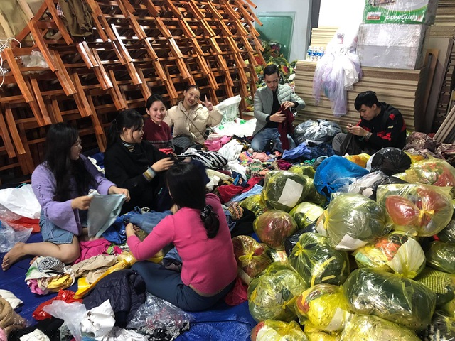 Sinh vi&ecirc;n trường Cao đẳng Văn h&oacute;a nghệ thuật Nghệ An nhận quy&ecirc;n g&oacute;p, ph&acirc;n loại quần &aacute;o để gửi v&agrave;o đồng b&agrave;o v&ugrave;ng bị ngập trong nước lũ.