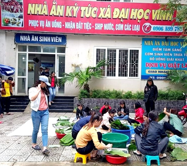 Sinh vi&ecirc;n trường Đại học Vinh g&oacute;i b&aacute;nh chưng tại k&iacute; t&uacute;c x&aacute;.