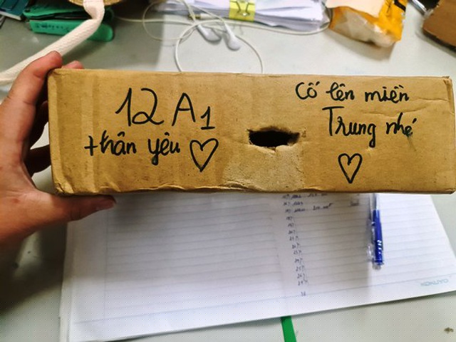 Những m&oacute;n qu&agrave; tuy nhỏ nhưng tr&agrave;n đầy t&igrave;nh thương y&ecirc;u của c&aacute;c em học sinh từ miền n&uacute;i đến miền xu&ocirc;i...