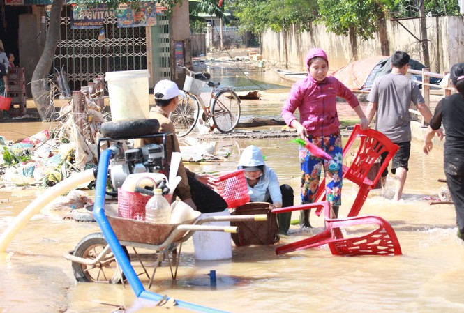 Sau lũ, đời sống người dân lâm vào cảnh khó khăn, túng quẫn đói nghèo, nguy cơ dịch bệnh.