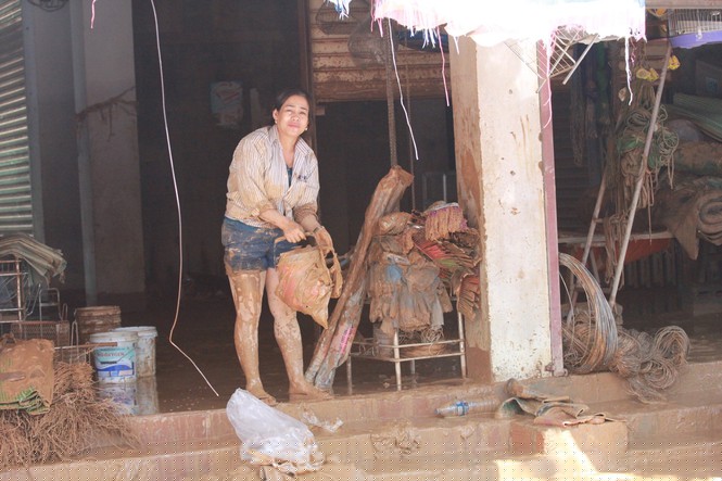 Tiểu thương tại chợ Hiền Ninh vớt vát tài sản sau lũ.