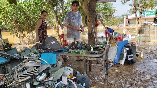 Lũ lụt biến tài sản của người dân thành đống đổ vụn.