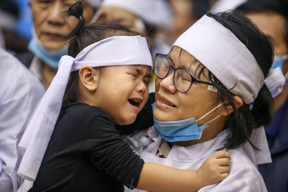 Nỗi đau của người thân các chiến sĩ hy sinh khi làm nhiệm vụ tại Quảng Trị. Ảnh: HOÀNG TRIỀU