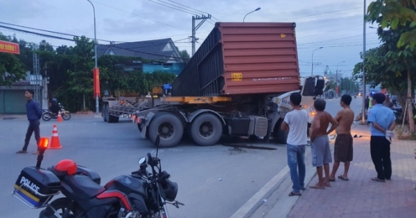 Bình Dương: Xe container lật thùng, đè tài xế tử vong trong cabin