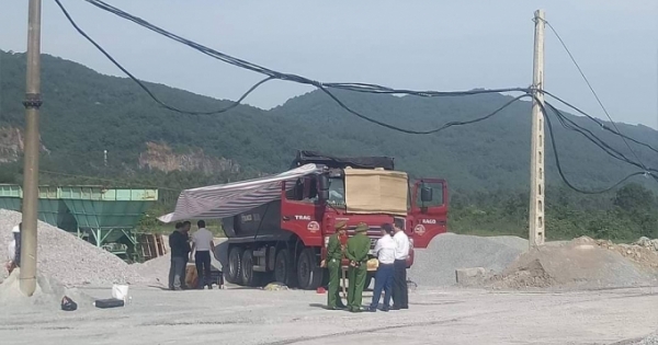 Mở cửa cabin phát hiện tài xế tử vong trên tay lái