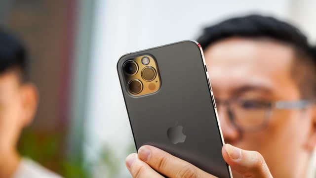 Cụm camera của máy cũng được thiết kế tương tự thế hệ 11 Pro. Hệ thống camera này bao gồm ống kính chính 12 MP, ống kính telephoto 12 MP, ống kính góc siêu rộng 12 MP và cảm biến LiDAR.