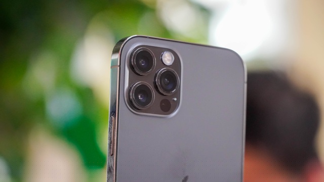 iPhone 12 Pro là smartphone đầu tiên hỗ trợ khả năng quay video HDR Dolby Vision. Apple cho biết công nghệ này giúp video thu sáng tốt hơn, nhiều chi tiết hơn so với SDR hay HDR tiêu chuẩn.