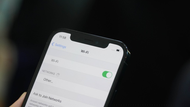 Camera selfie của máy có độ phân giải 12 MP. Apple cho biết camera selfie cũng hỗ trợ chế độ chụp đêm, tương tự cụm camera chính. Điều này cho phép người dùng có thể chụp ảnh selfie đẹp hơn ngay cả trong điều kiện ánh sáng yếu. Hệ thống nhận diện khuôn mặt Face ID của máy có kích thước không đổi và cho tốc độ nhận diện vẫn rất nhanh.