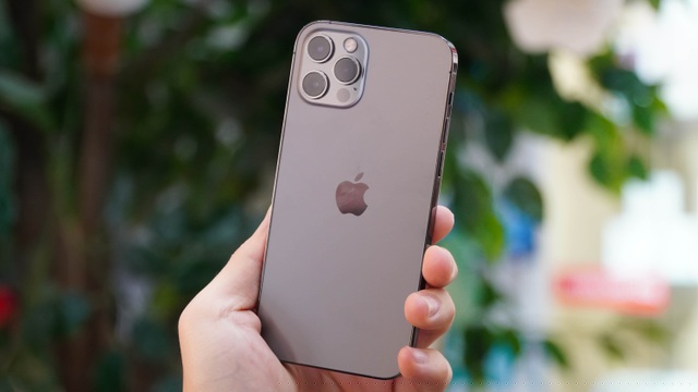 Ngoài ra, iPhone 12 Pro cũng được trang bị kết nối 5G. Tuy nhiên, công nghệ này hiện chưa thể sử dụng tại Việt Nam. Bên cạnh đó, máy cũng được trang bị khả năng kháng nước và bụi bẩn IP68, có thể ngâm dưới nước ở độ sâu 6 m trong 30 phút.