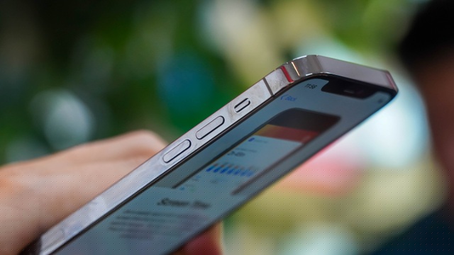 iPhone 12 Pro đang được chào bán với mức giá từ cho phiên bản 128 GB. Mức giá của sản phẩm có thể thay đổi tùy theo từng thời điểm người dùng mua máy. Máy được cửa hàng Shopdunk nhập khẩu đầy đủ hóa đơn và chứng từ. Vì thế, người dùng vẫn có thể được bảo hành tại Việt Nam.