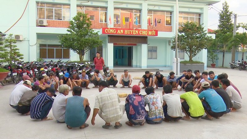 Các đối tượng bị cơ quan chức năng bắt giữ đưa về trụ sở