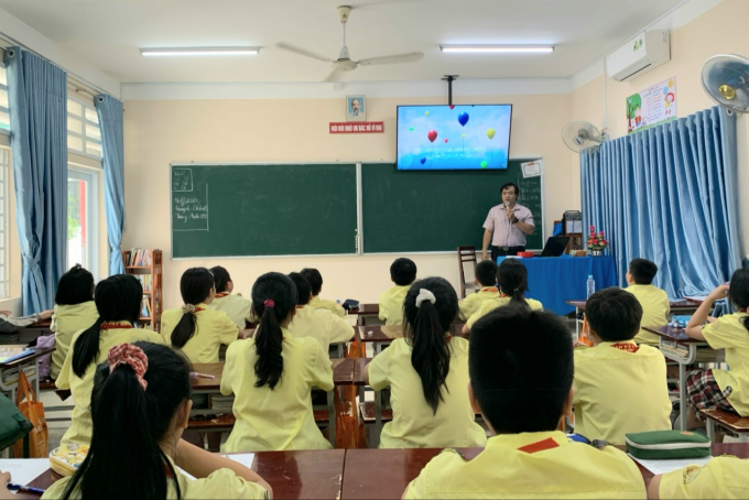 Học sinh trường THCS Phan T&acirc;y Hồ, G&ograve; Vấp nghe clip c&acirc;u chuyện &ldquo;những quả b&oacute;ng bay hạnh ph&uacute;c&rdquo; trong giờ sinh hoạt lớp.