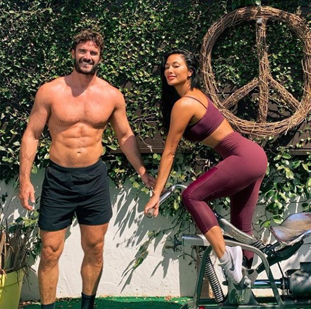 Nicole Scherzinger chia sẻ, c&ocirc; thường tới ph&ograve;ng tập gym c&ugrave;ng bạn trai Thom Evans để c&oacute; th&ecirc;m động lực tập luyện. Cặp đ&ocirc;i c&oacute; huấn luyện vi&ecirc;n ri&ecirc;ng hướng dẫn c&aacute;c b&agrave;i tập khoa học 