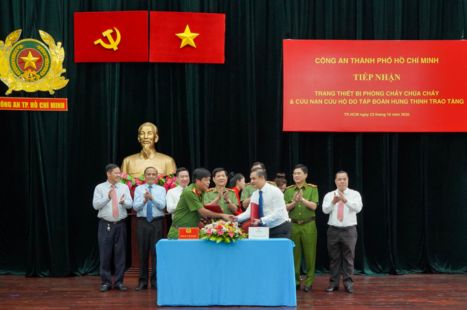 Ông Nguyễn Văn Cường – Phó Chủ tịch Tập đoàn Hưng Thịnh và Đại tá Nguyễn Thanh Hưởng - Phó Giám đốc Công an TP HCM thực hiện nghi thức ký kết biên bản giao nhận trang thiết bị PCCC và CNCH