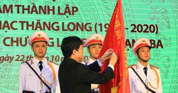 Nhà hát Ca múa nhạc Thăng Long đón Huân chương Lao động hạng Ba