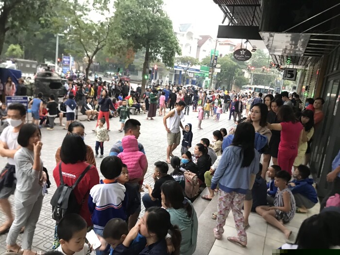 Hàng nghìn cư dân sợ hãi chạy xuống tầng 1 toà nhà xảy ra hoả hoạn.