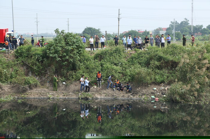 Theo lời khai ban đầu, Trung rủ Quân đi trộm cắp tài sản vào tối ngày 23/10, Trung trông thấy Hiền đang đứng gần bờ sông Nhuệ nghe điện thoại di động đã cướp tài sản, đẩy nạn nhân xuống sông.