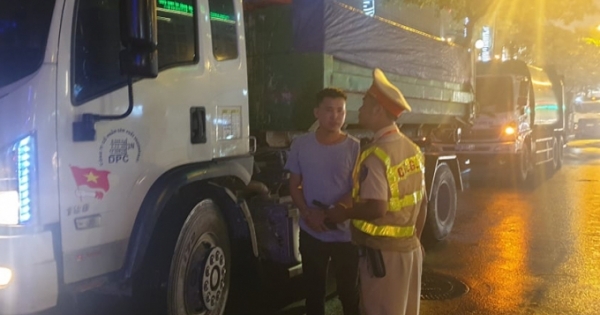 Hà Nội: Phát hiện và xử phạt 35 xe chở rác thải gây ô nhiễm