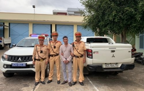 Lực lượng CSGT Kon Tum bắt giữ đối tượng có lệnh truy nã