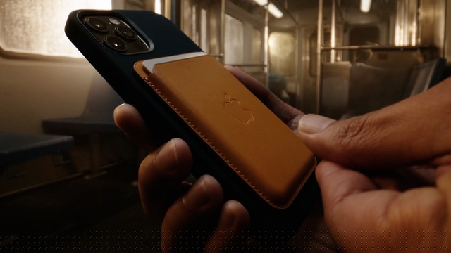 Sạc MagSafe có thể làm hỏng các loại thẻ từ nếu người dùng đặt các loại thẻ này ở mặt lưng iPhone