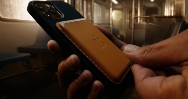 Apple thừa nhận những tác hại khi dùng sạc MagSafe trên iPhone 12