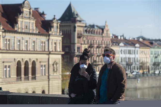 Người dân đeo khẩu trang phòng COVID-19 tại Prague, CH Séc ngày 18/3/2020. Ảnh: AFP/TTXVN