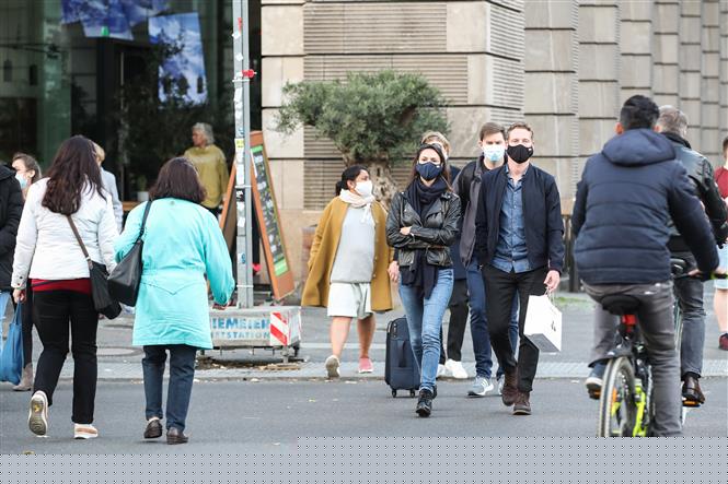 Người dân đeo khẩu trang phòng lây nhiễm COVID-19 tại Berlin, Đức, ngày 24/10/2020. Ảnh: THX/ TTXVN