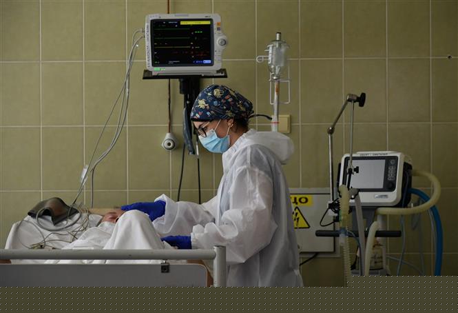 Điều trị cho bệnh nhân nhiễm COVID-19 tại bệnh viện ở Lviv, Ukraine. Ảnh: AFP/TTXVN