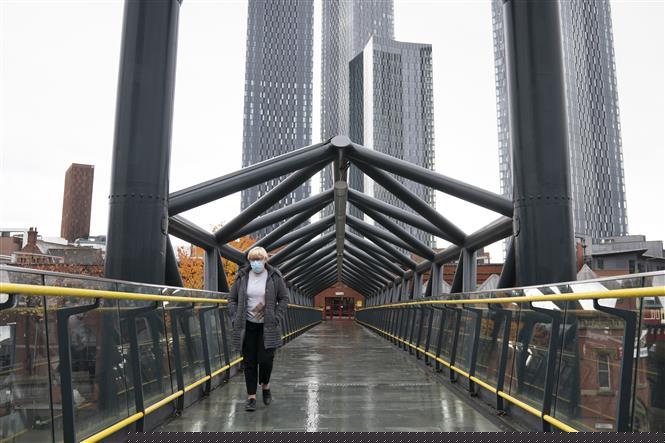 Người dân đeo khẩu trang phòng lây nhiễm COVID-19 tại Manchester, Anh, ngày 23/10/2020. Ảnh: THX/ TTXVN