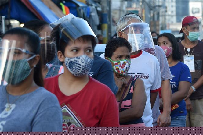 Người dân đeo khẩu trang phòng lây nhiễm COVID-19 tại Manila, Philippines. Ảnh: AFP/TTXVN