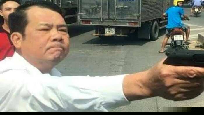 Hình ảnh bị can Sướng cầm súng đe doạ.