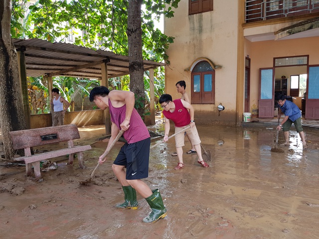 Tại UBND xã Triệu Thành, các lực lượng tập trung dọn bùn.