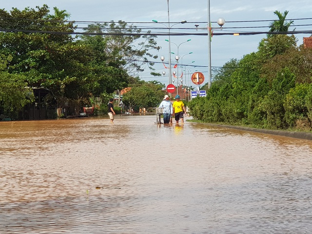 Người dân một lần nữa chịu đựng cảnh ngập lụt.