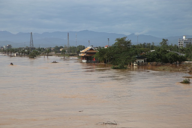 Nước lũ dâng tại sông Thạch Hãn, ghi nhận vào 10h sáng 29/10.