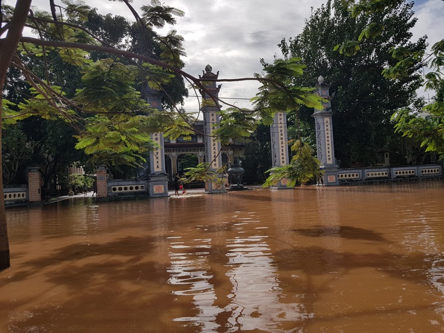 Mặc dù sáng nay vùng đồng bằng không mưa, nhưng nước sông vẫn dâng cao.