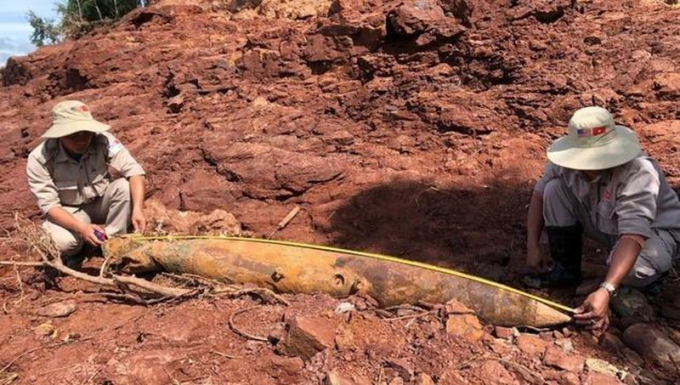 Đất đá xói lở, lộ diện quả bom