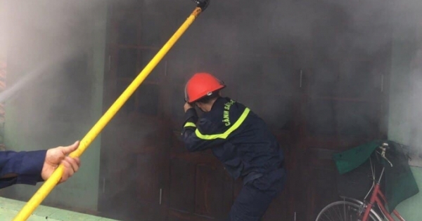 Nghệ An: Cháy lớn giữa trời mưa tại cửa hàng bán đồ Thái