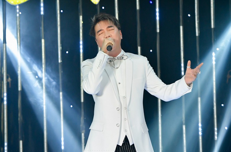 Đàm Vĩnh Hưng hát trong chương trình gây quỹ từ thiện.