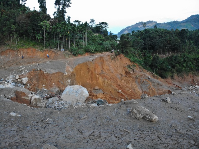 Để tiếp cận hiện trường, các lực lượng cứu nạn phải cắt rừng, vượt qua vị trí sạt lở gần chân núi. Mọi công tác tìm kiếm chỉ thực hiện bằng tay chân và dụng cụ thô sơ.Tuy nhiên, với khối lượng đất đá vùi lấp nhà cửa người dân thôn 1 sâu từ 3m đến 5m, công tác tìm kiếm gặp rất nhiều khó khăn.
