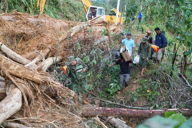 Lực lượng quân đội tiếp tục mang trang thiết bị vào hiện trường để cứu hộ, cứu nạn