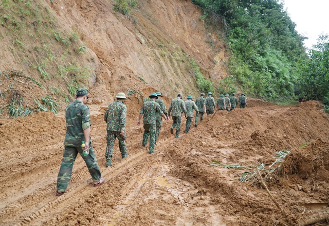 Lực lượng công binh được tăng cường vào hiện trường vụ sạt lở kinh hoàng