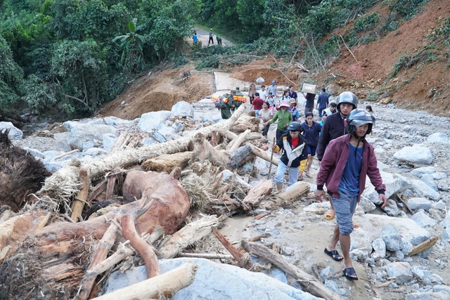 Đường vào hiện trường phải vượt qua rất nhiều đoạn sạt lở, bị đất đá vùi lấp
