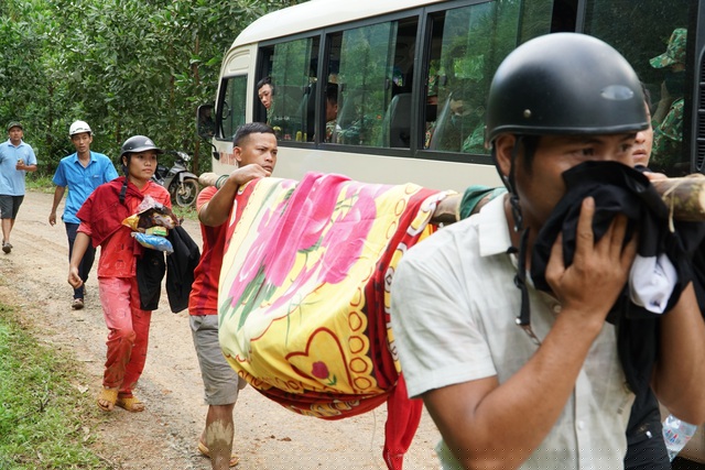 Người bị thương được cứu sống, đưa tới trung tâm y tế Bắc Trà My. Xe ô tô chở lực lượng quân đội tiếp tục được tăng cường vào hiện trường.