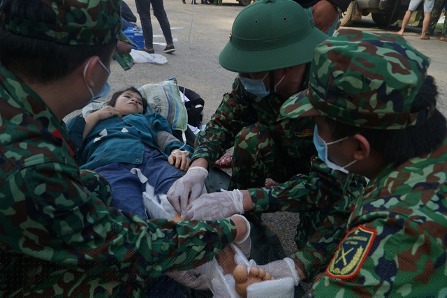 Các nạn nhân được lực lượng quân đội sơ cứu trước khi chuyển về trung tâm y tế Bắc Trà My