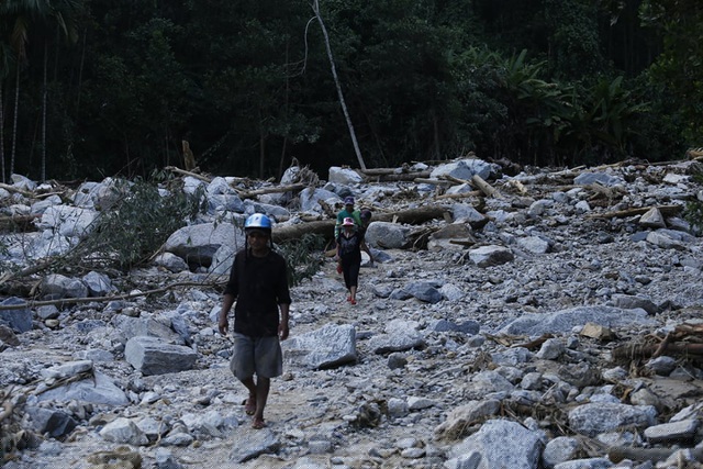 Những khối đất đá khổng lồ san bằng nhiều ngôi nhà